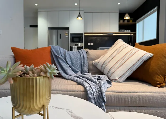 Elegant Newly Built Home For Perfect Stay Close To The Airport And City Centre